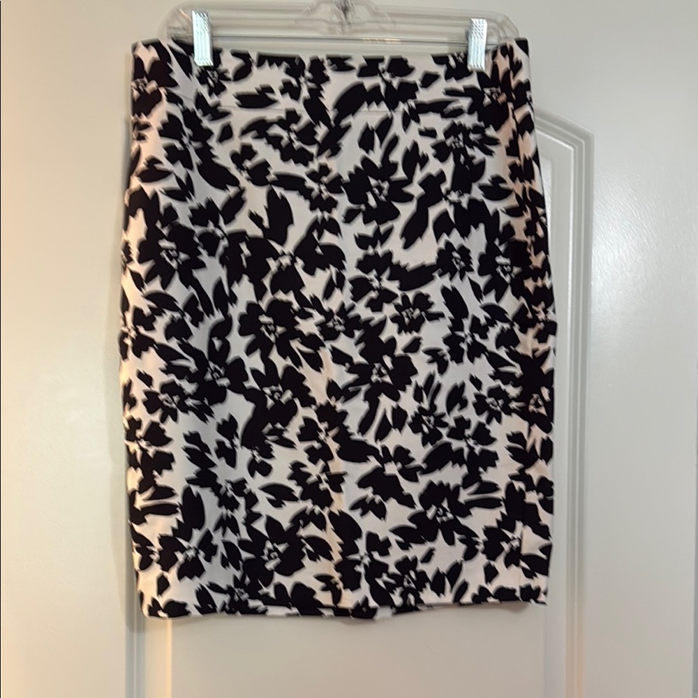 LOFT Black and White Pencil Skirt Knee-Length